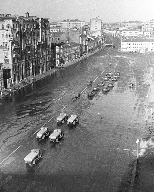 Работа уборочной техники ранним утром на улицах Москвы, 1938 год