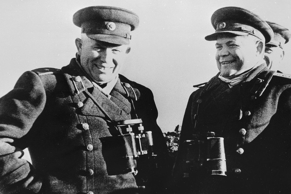 Командующий 1-м Украинским фронтом генерал армии Николай Ватутин (справа) и член Военного совета 1-го Украинского фронта генерал-лейтенант Никита Хрущев на Букринском плацдарме во время боев за Киев, 1943 год