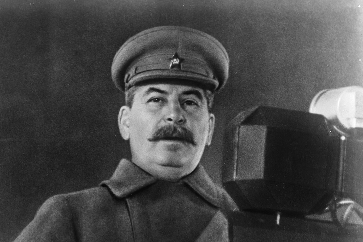 Председатель Государственного комитета обороны СССР Иосиф Сталин выступает с речью на военном параде на Красной площади 7 ноября 1941 года