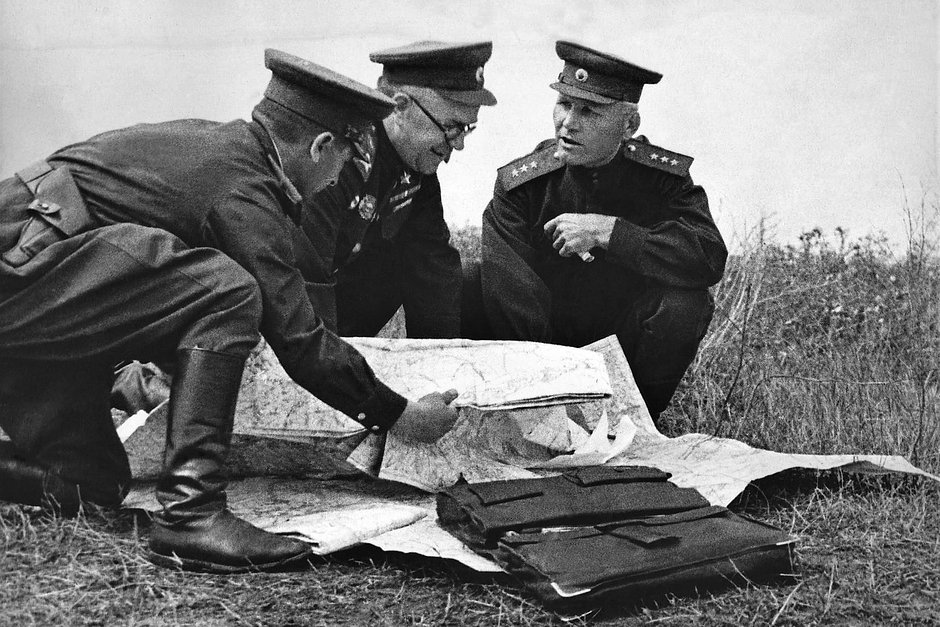 Генерал-полковник Иван  Конев (справа) в ходе проведения Белгородско-Харьковской наступательной операции. В центре — маршал Советского Союза Георгий Жуков, 1943 год 