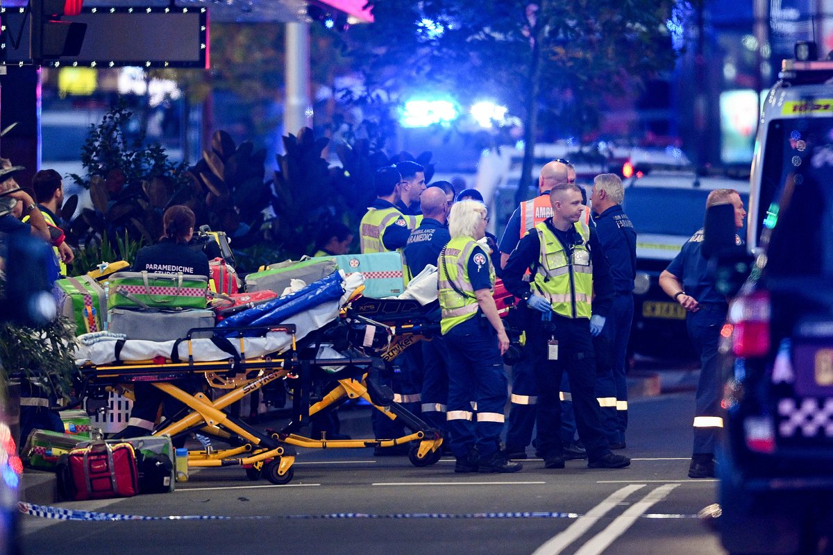 «Это была бойня». Мужчина зарезал шесть человек в австралийском ТЦ. Что об этом известно?
