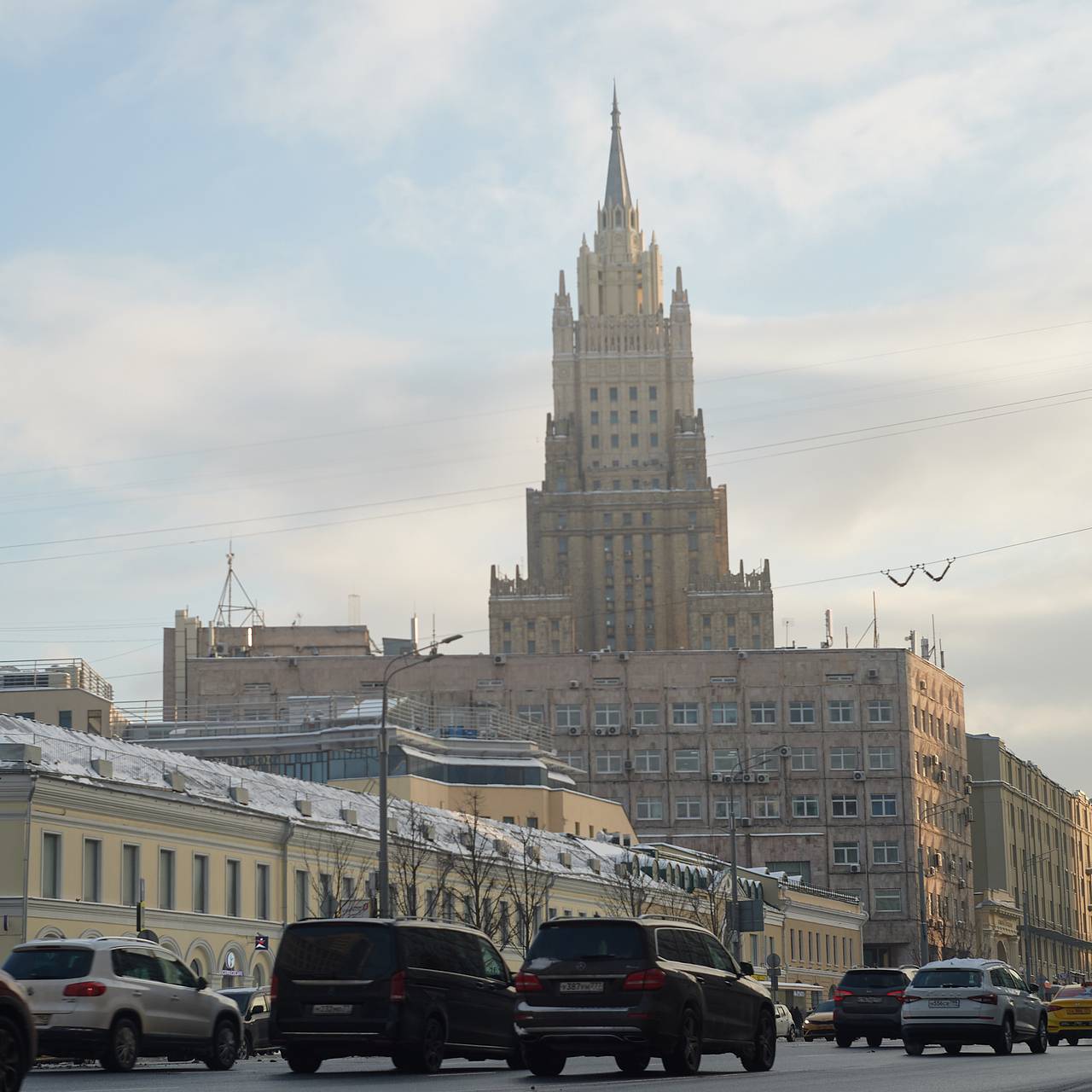 В МИД отреагировали на жалобу жены сотрудника посольства Киргизии:  Политика: Мир: Lenta.ru