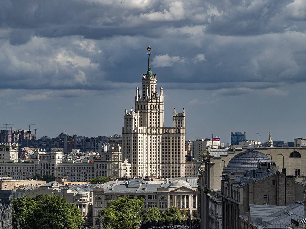 В сталинской высотке на Котельнической набережной в Москве произошел пожар:  Общество: Россия: Lenta.ru