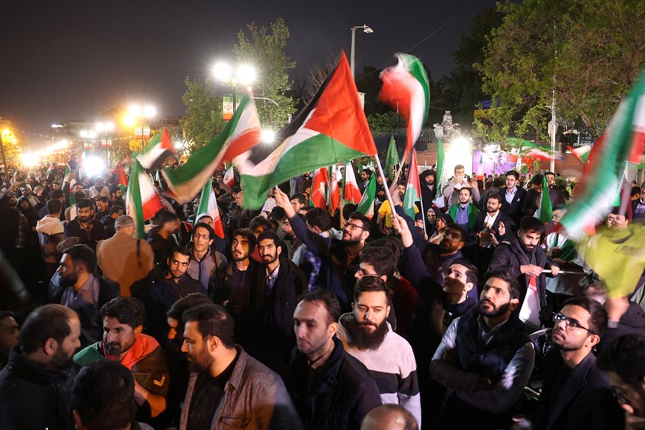 Иранские демонстранты на пропалестинском митинге перед посольством Великобритании в Тегеране, Иран, 14 апреля 2024 года