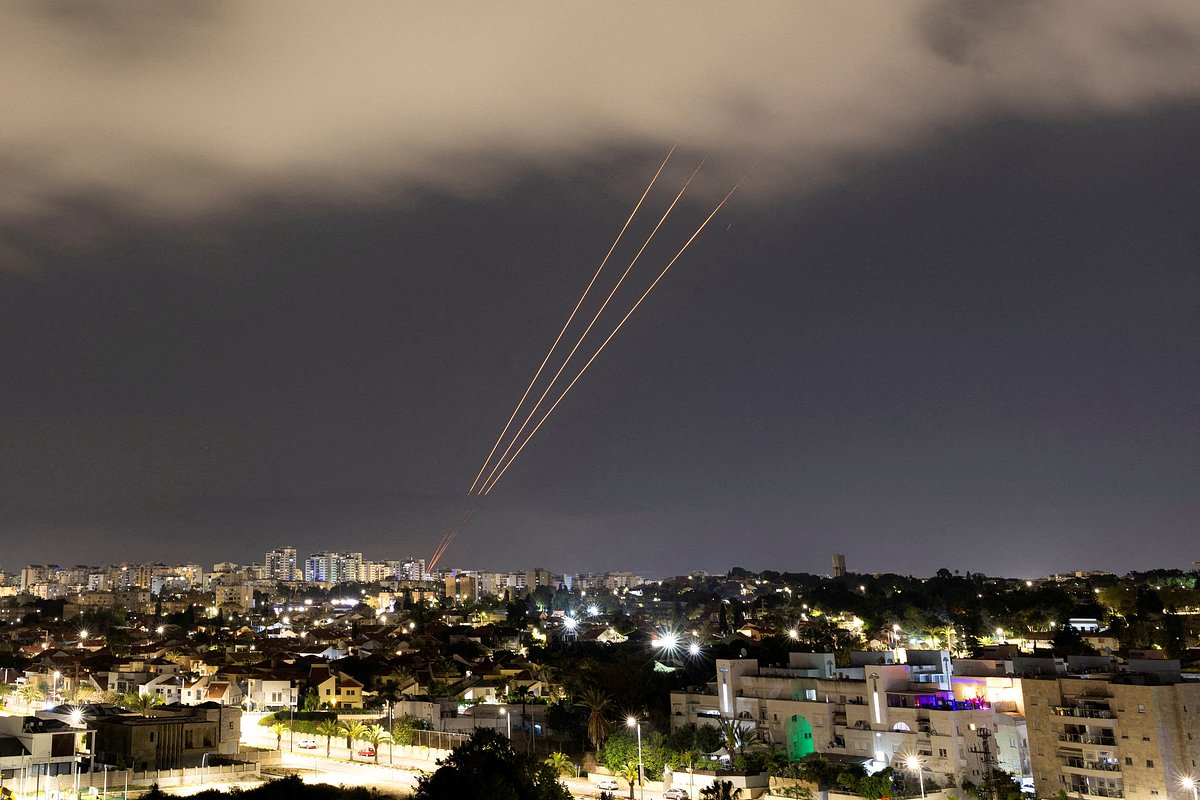 Работа противоракетной системы «Железный купол», вид из Ашкелона, Израиль, 14 апреля 2024 года