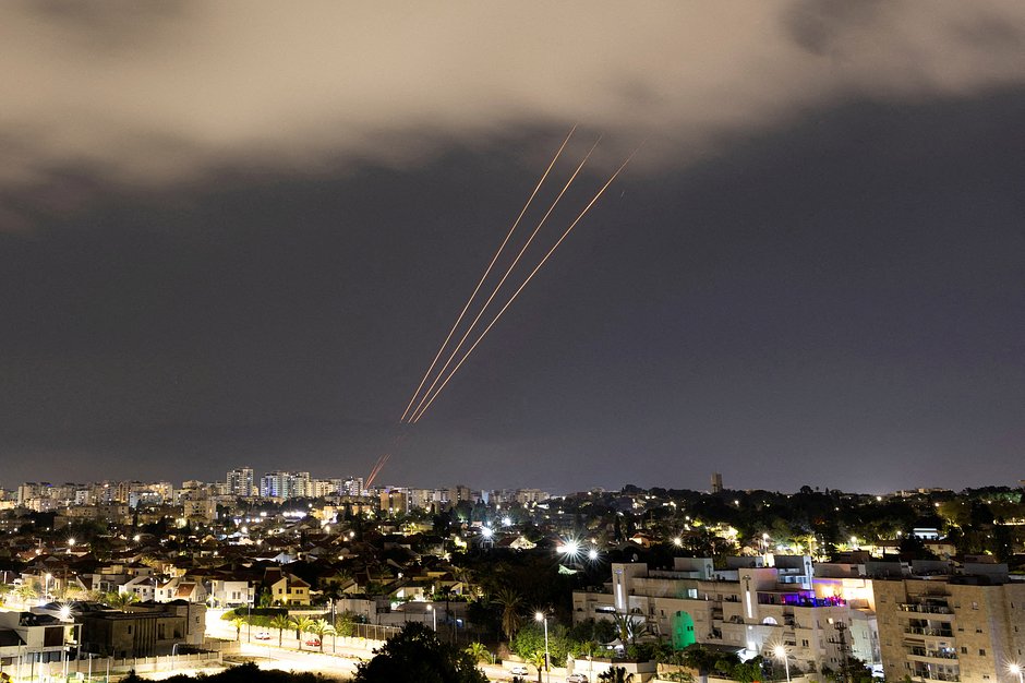 Работа противоракетной системы «Железный купол», вид из Ашкелона, Израиль, 14 апреля 2024 года
