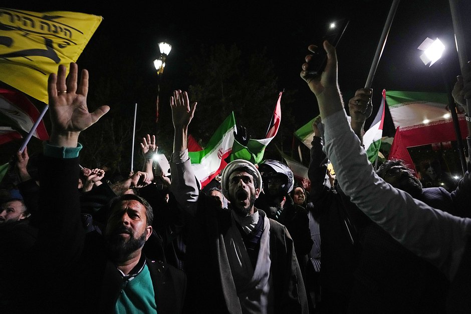 Демонстранты на антиизраильском митинге перед посольством Великобритании в Иране, Тегеран, 14 апреля 2024 года