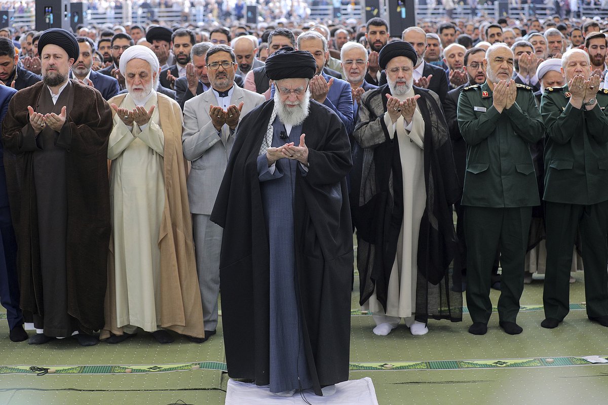 Верховный лидер аятолла Али Хаменеи возглавляет молитву Ид аль-Фитр, посвященную окончанию священного для мусульман месяца Рамадан, Тегеран, Иран, 10 апреля 2024 года