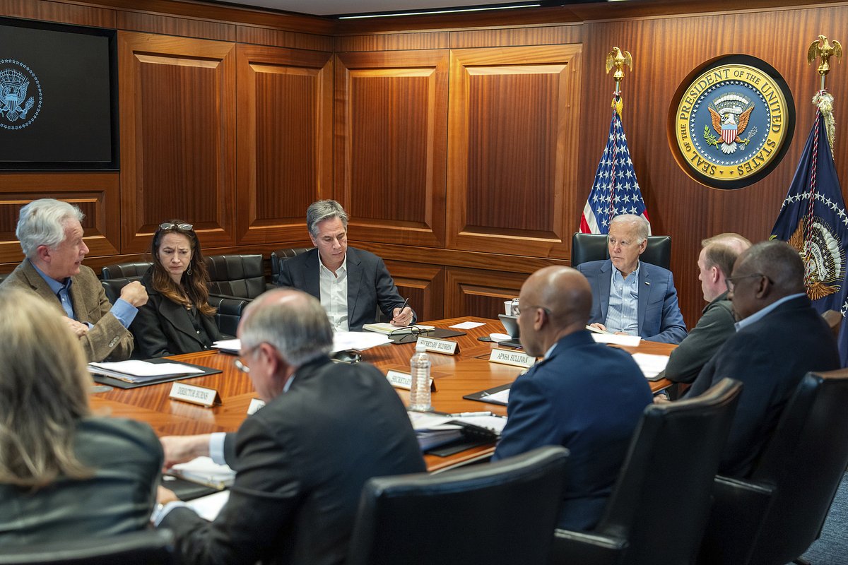 Президент США Джо Байден с членами Совета национальной безопасности в Белом доме, Вашингтон, США, 13 апреля 2024 года