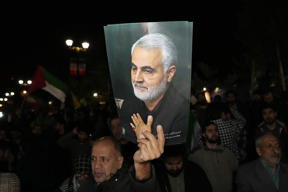 Демонстрант с портретом генерала Корпуса стражей исламской революции Касема Сулеймани, убитого в результате атаки беспилотника США в Ираке в 2020 году, Тегеран, Иран, 14 апреля 2024 года