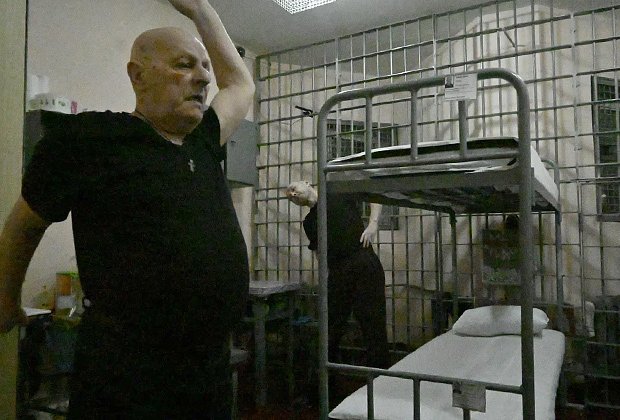 Пожизненно осужденный Станислав Тищенко делает зарядку в камере