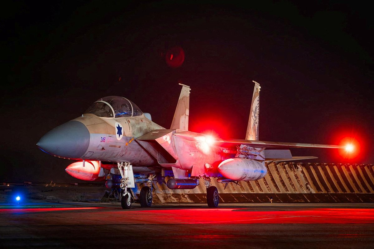 Израильский самолет F-15 отправляется на перехват снарядов Ирана