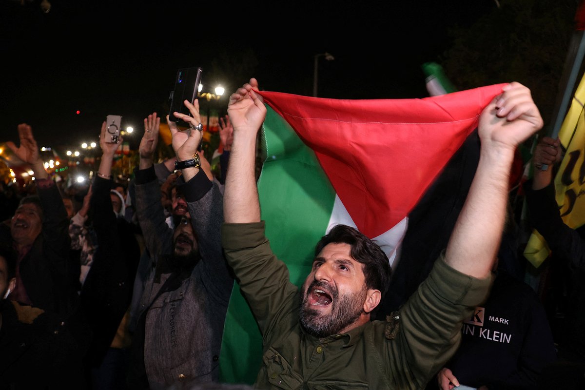 Иранские демонстранты после атаки на Израиль