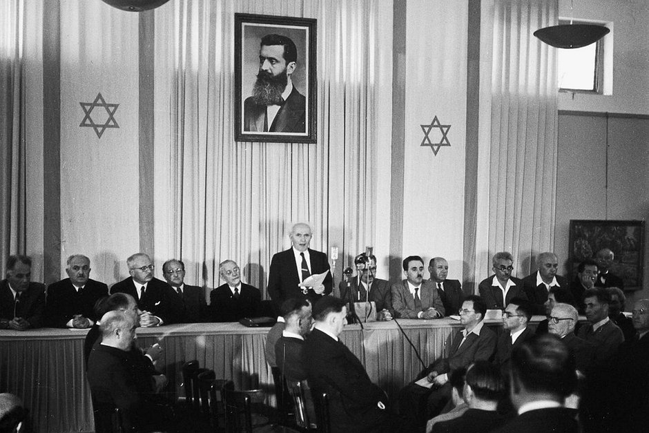 Председатель Всемирной сионистской организации Давид Бен-Гурион зачитывает Декларацию об образовании Государства Израиль, Тель-Авив, Израиль, 14 мая 1948 года