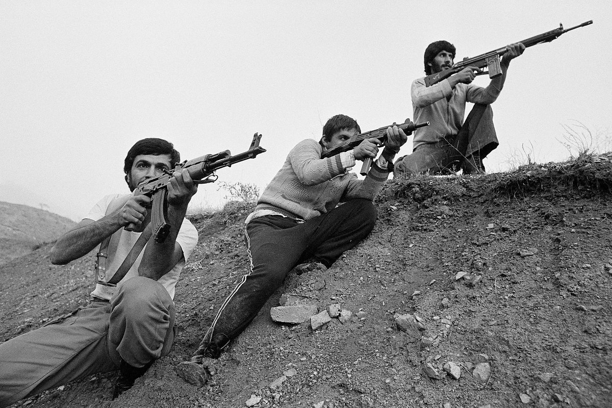 Иранские добровольцы, намеревающиеся бороться с Израилем в Палестине, тренируются под Тегераном, Иран, 9 декабря 1979 года