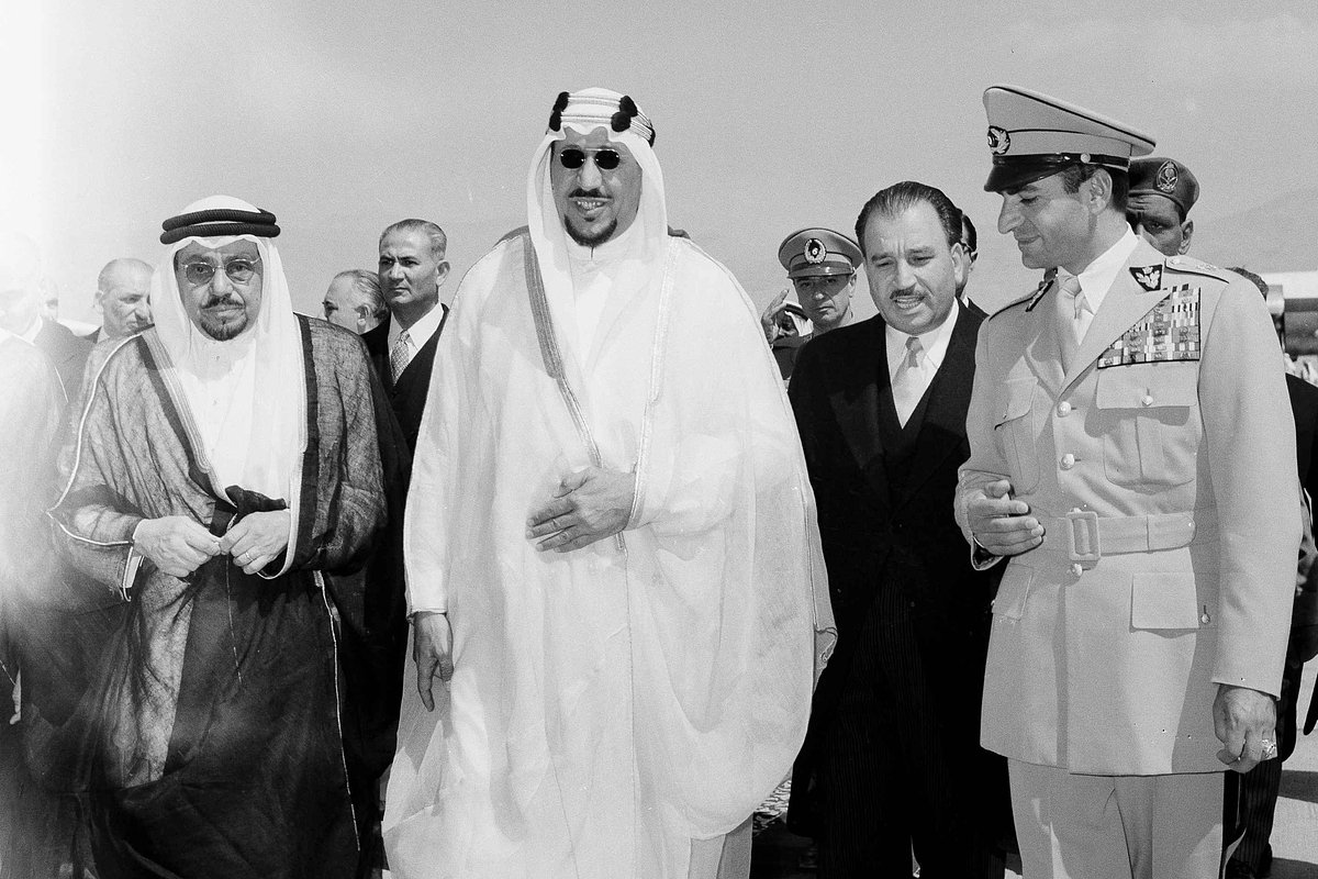 Король Саудовской Аравии Сауд ибн Абдул-Азиз Аль Сауд и шах Ирана Мохаммед Реза Пехлеви в Тегеране, Иран, 9 августа 1955 года