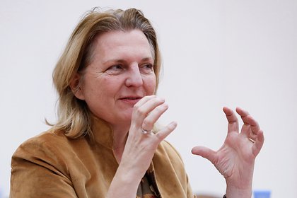 Экс-глава МИД Австрии призвала изменить конституцию Украины