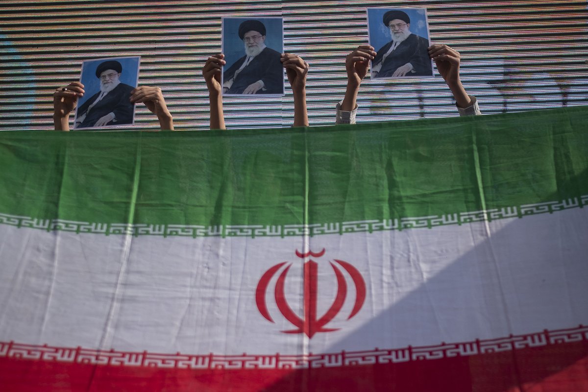 Иранские школьники на антиизраильских протестах в Тегеране, Иран, 20 октября 2023 года
