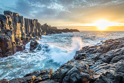 Туриста смыло волной со скалы во время фотосессии и унесло в океан