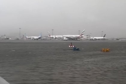 Самолеты в затопленном ливнями аэропорту Дубая попали на видео