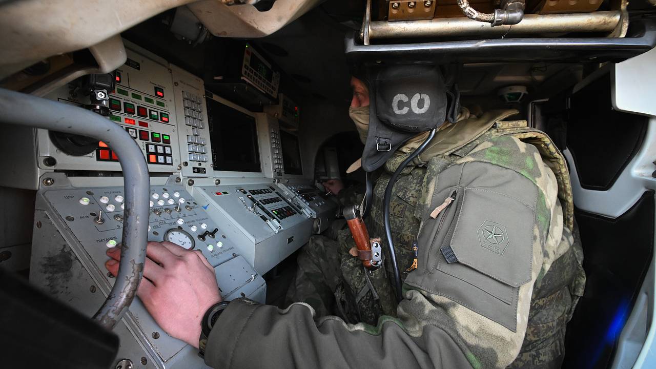 В районе аэродрома в Крыму прозвучали взрывы. После этого неподалеку в поле  начался пожар: Происшествия: Россия: Lenta.ru