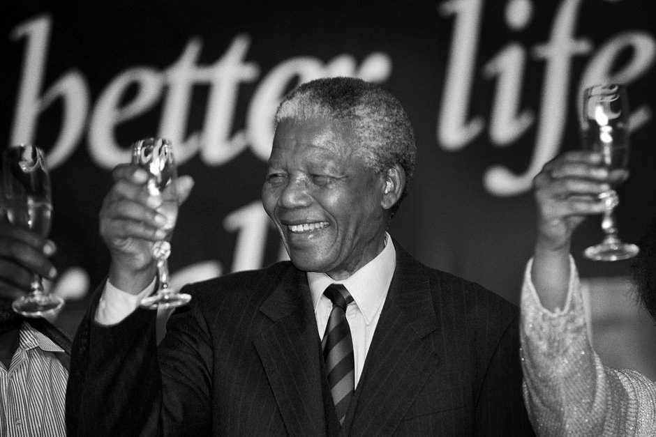 Нельсон Мандела празднует победу АНК на парламентских выборах, Йоханнесбург, ЮАР, 2 мая 1994 года 