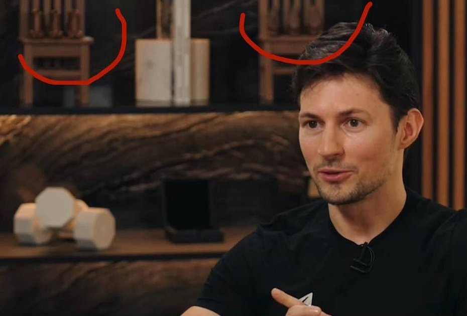 Два стула из мема позади Дурова