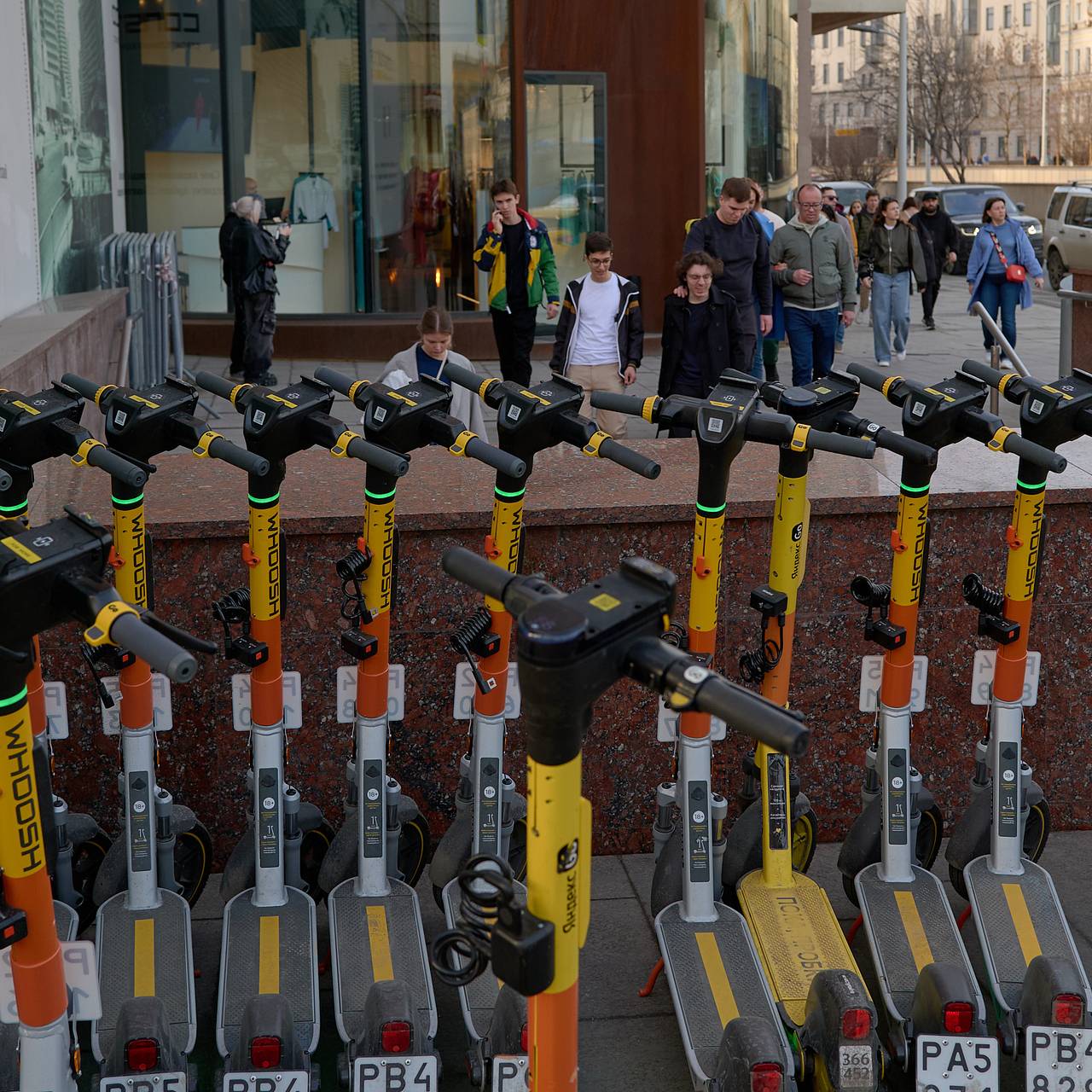 В Москве машина сбила выехавшего на дорогу самокатчика: Общество: Россия:  Lenta.ru