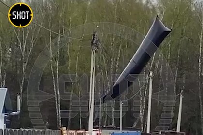 Метеозонд со взрывчаткой зацепился за столб в российском селе и попал на видео