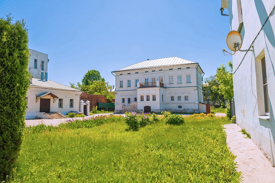 Вид на главный дом усадьбы Лажечниковых