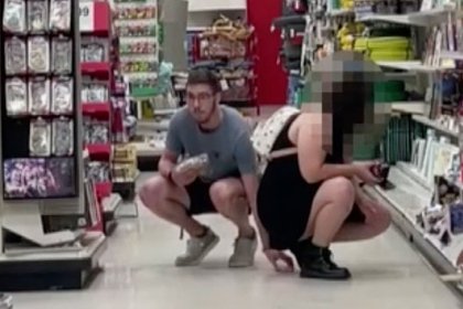 Извращенец попытался сфотографировать женщину под юбкой и попал на видео