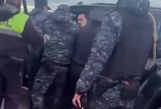 Чеченского генерала жестко задержали в Дагестане. Его выволокли из машины и положили лицом в асфальт