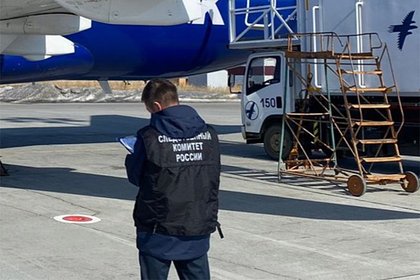 Автомобиль врезался в Sukhoi Superjet в аэропорту российского города