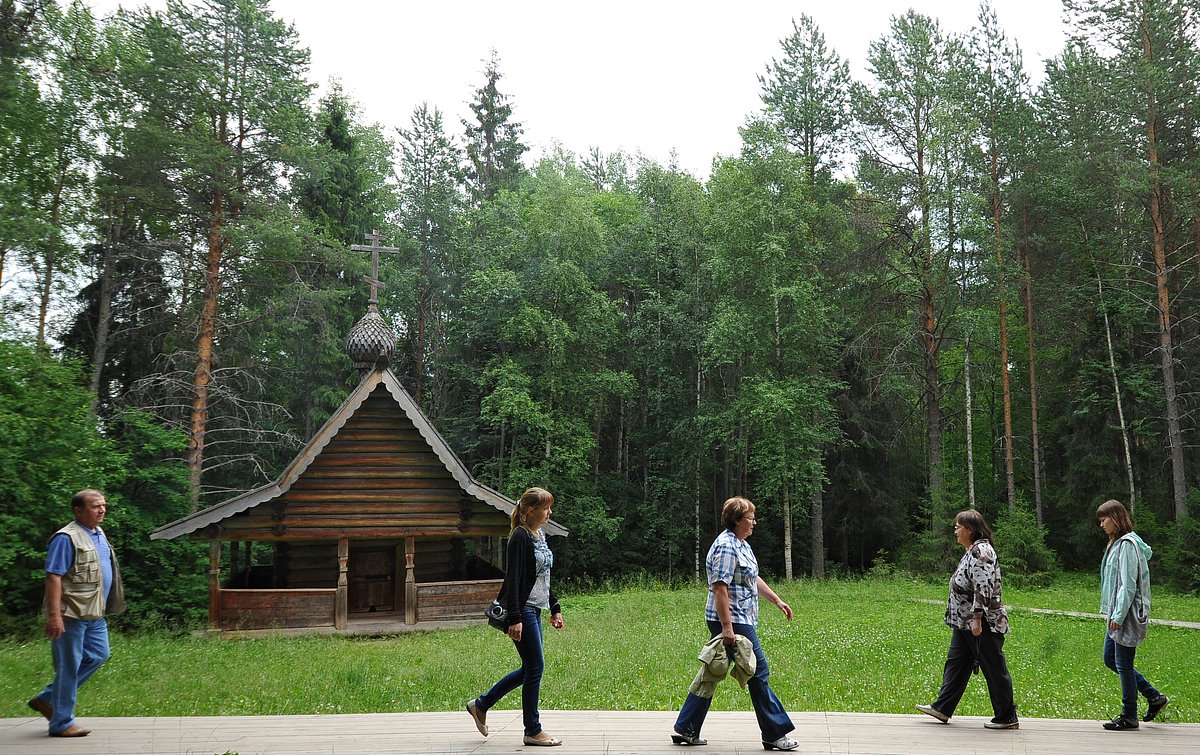 Туристы на территории музея-заповедника «Малые Карелы» в Архангельской области