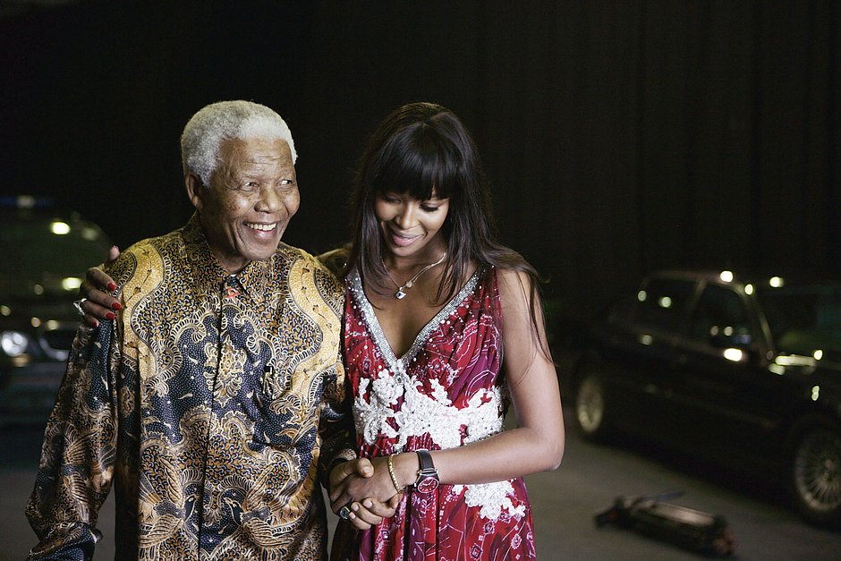 Нельсон Мандела и модель Наоми Кэмпбелл на концерте по случаю Всемирного дня борьбы со СПИДом, Гаутенг, ЮАР, 30 ноября 2007 года 