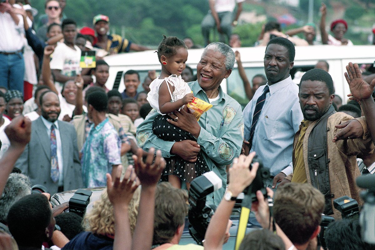 Нельсон Мандела на демонстрации во время предвыборной кампании, Дурбан, ЮАР, 21 апреля 1994 года 