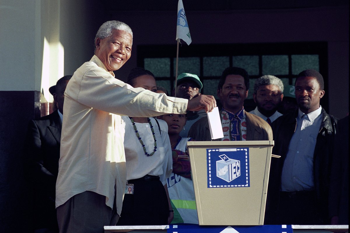 Нельсон Мандела голосует на парламентских выборах, Дурбан, ЮАР, 28 апреля 1994 года 