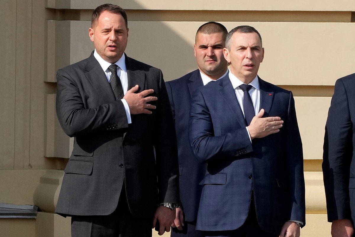 Руководитель офиса президента Украины Андрей Ермак (слева) и помощник президента Сергей Шефир
