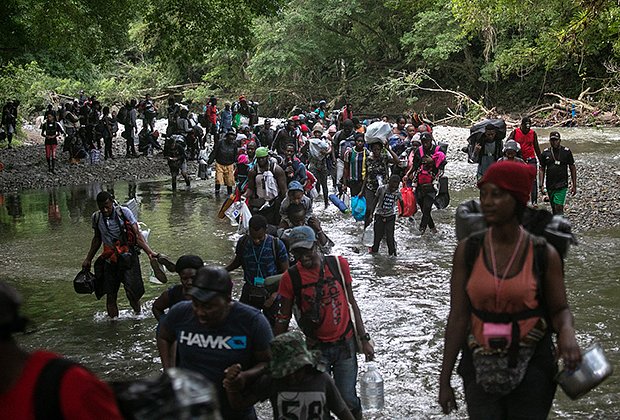 Мигранты пересекают Дарьенский пробел на пути к границе США, переход через гористый тропический лес занимает около недели