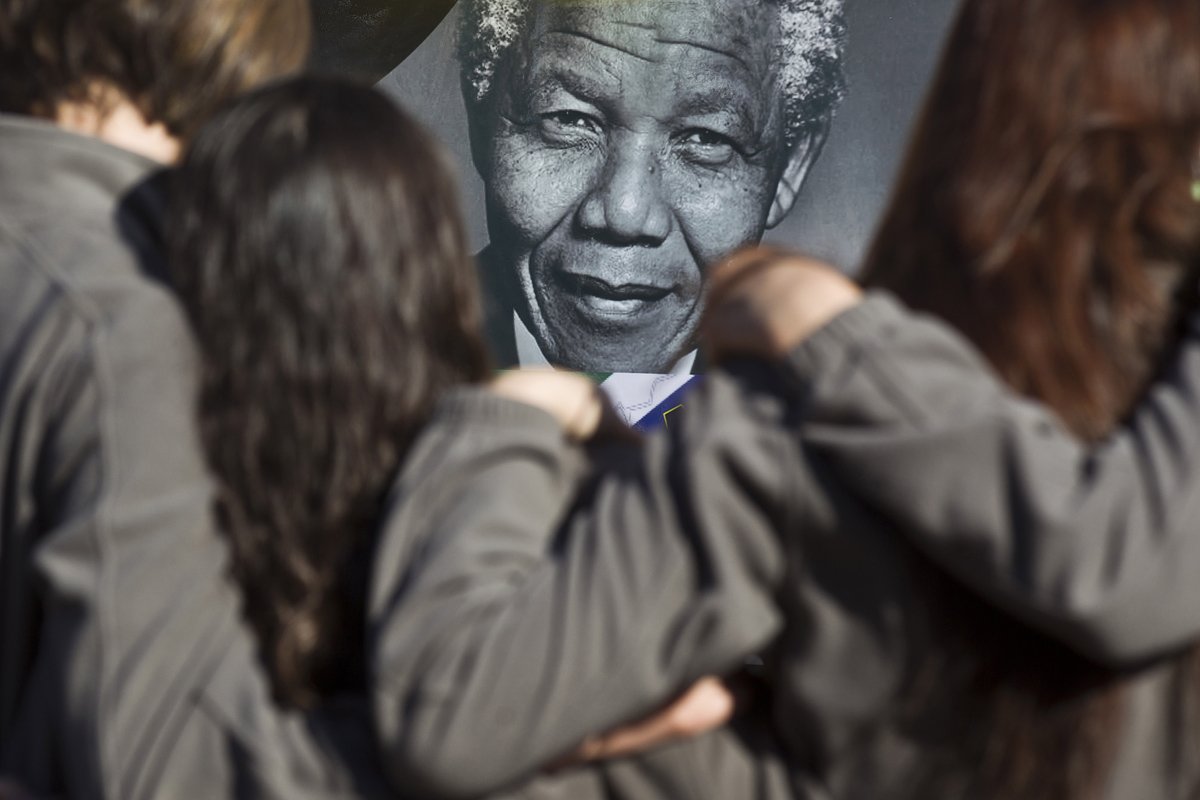 Участники детского хора из Торонто, Канада, с портретом Нельсона Манделы во время турне в ЮАР, 13 июля 2013 года 