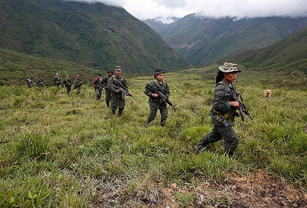 Члены Революционных вооруженных сил Колумбии (FARC) патрулируют отдаленные районы в горах, 2016 год