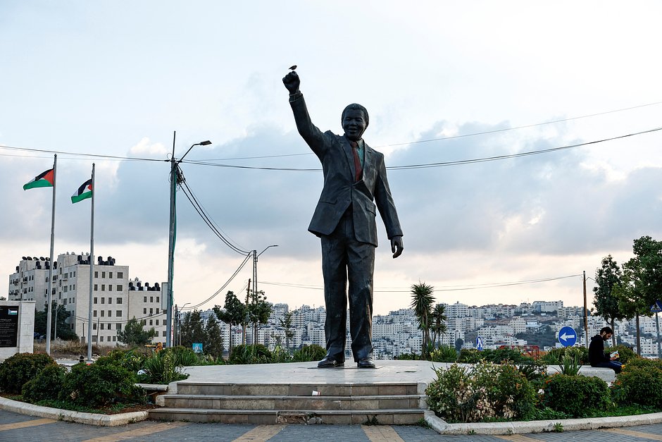 Памятник Нельсону Манделе в Рамалле, Западный берег реки Иордан, 16 ноября 2023 года 