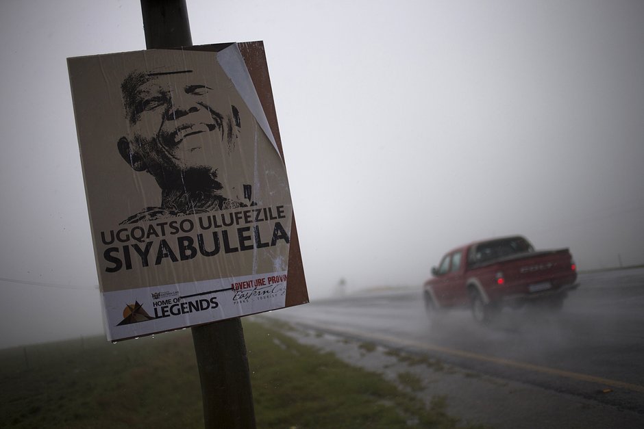 Плакат с изображением Нельсона Манделы на дороге в Баттерворт, Восточно-Капская провинция, ЮАР, 10 декабря 2013 года 