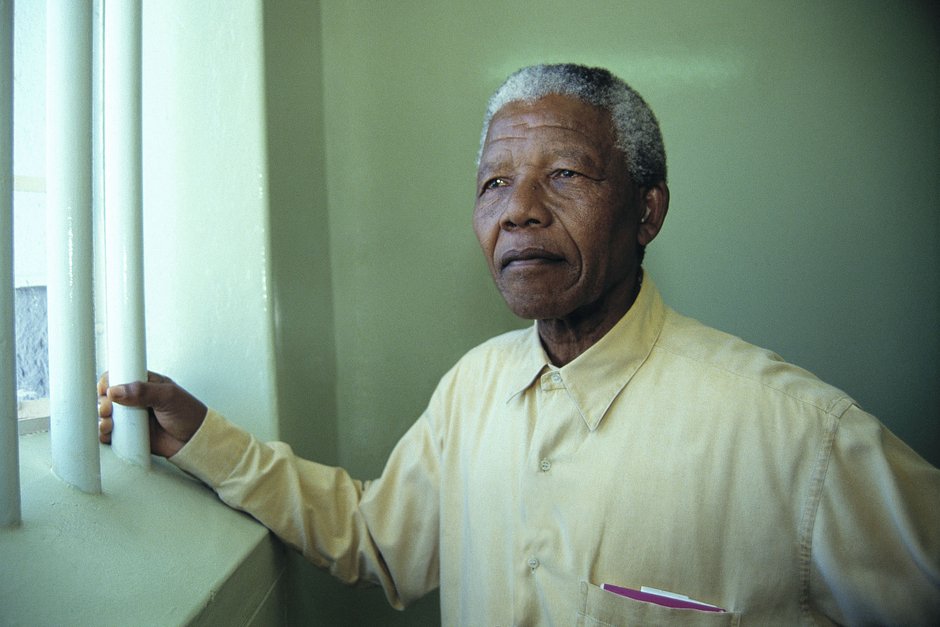 Нельсон Мандела посещает свою камеру в тюрьме на острове Роббен, ЮАР, 11 февраля 1994 года 