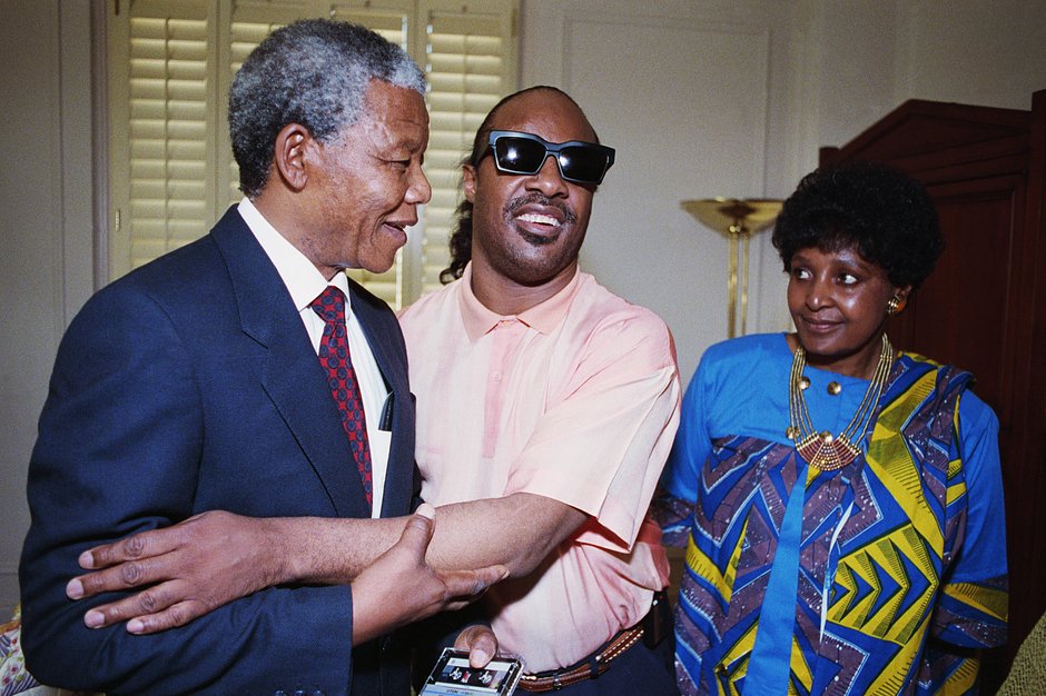 Нельсон Мандела с супругой приветствуют певца Стиви Уандера, США, 1990 год 