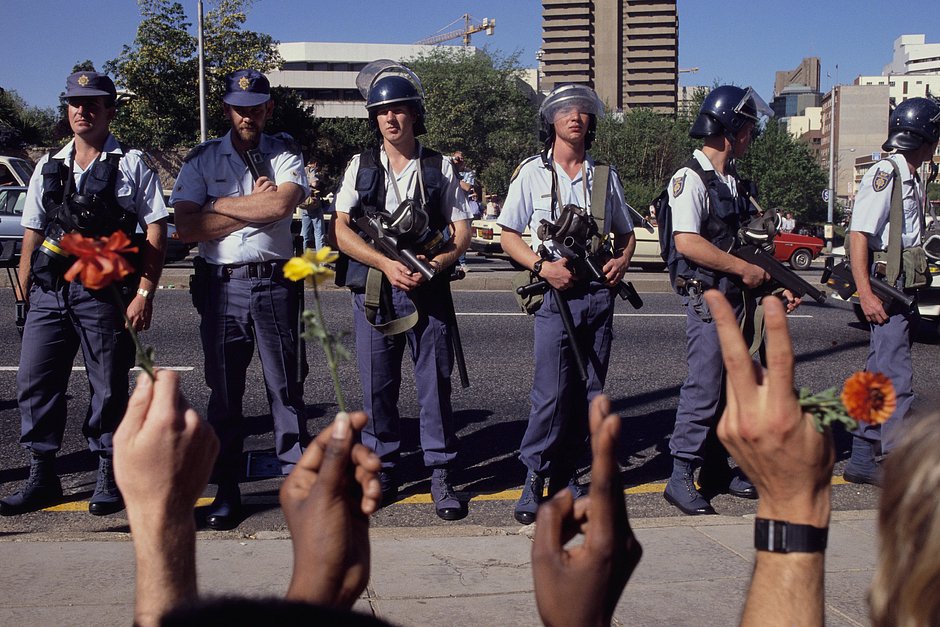 Белые полицейские на демонстрации против апартеида в Университете Витватерсранда, ЮАР, 21 августа 1989 года 