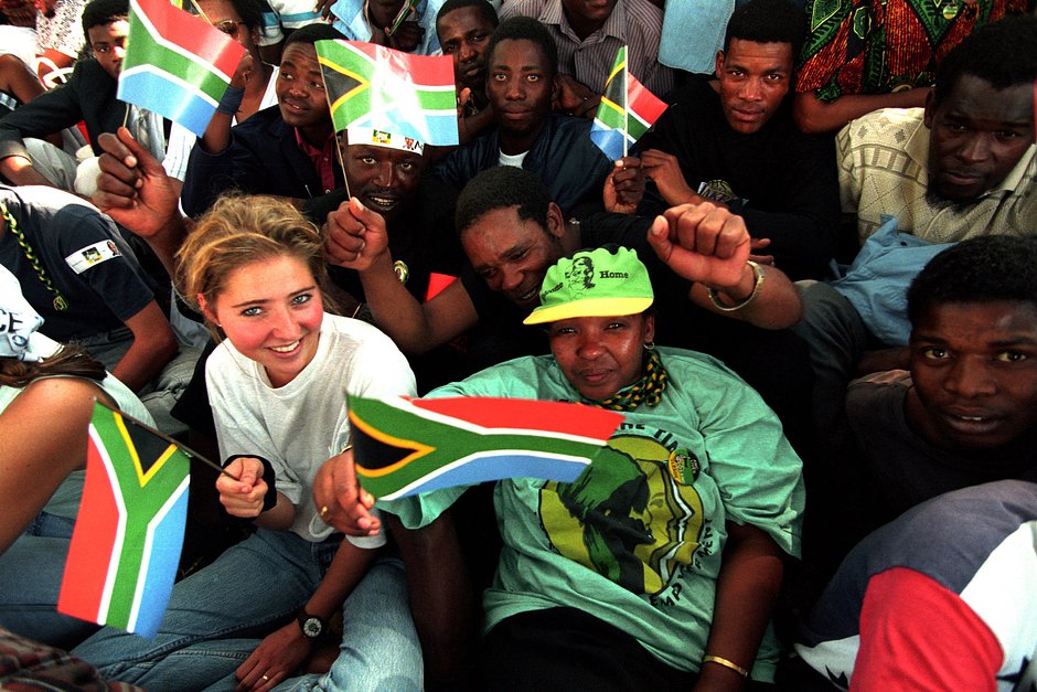 Граждане ЮАР отмечают инаугурацию президента Нельсона Манделы, Претория, 10 мая 1994 года 