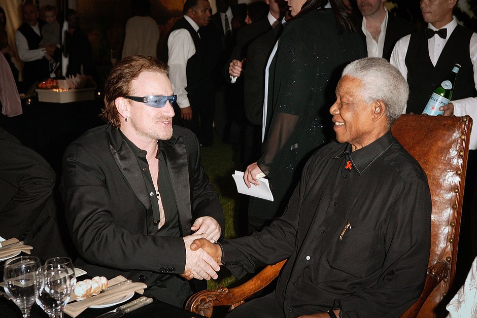 Нельсон Мандела и певец Боно, Кейптаун, ЮАР, 27 ноября 2003 года 