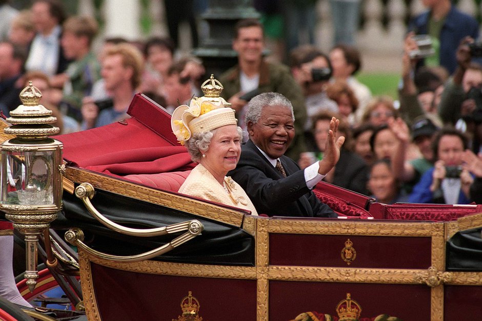 Королева Великобритании Елизавета II и президент ЮАР Нельсон Мандела, Лондон, Великобритания, 9 июля 1996 года 