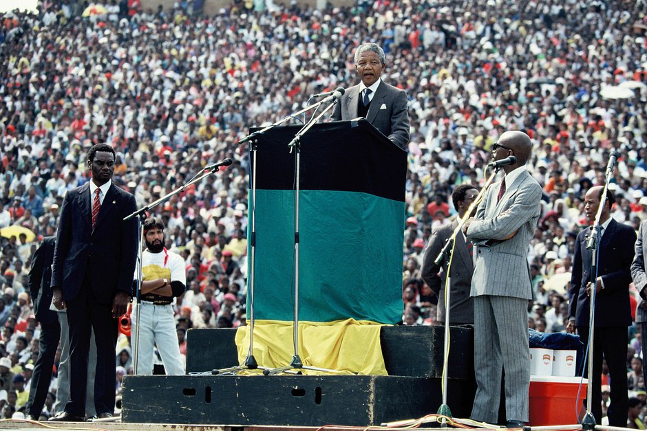 Нельсон Мандела выступает на острове Роббен, ЮАР, 11 февраля 1994 года 